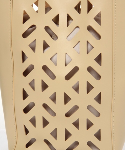 LEPSIM（レプシィム）の「フェイクレザーカットワークショルダー　184290（ショルダーバッグ・レディース・ベージュ/ブラウン・ONE SIZE）」の13枚目の写真