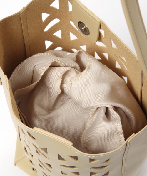 LEPSIM（レプシィム）の「フェイクレザーカットワークショルダー　184290（ショルダーバッグ・レディース・ベージュ/ブラウン・ONE SIZE）」の14枚目の写真