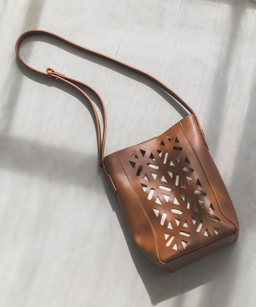 LEPSIM（レプシィム）の「フェイクレザーカットワークショルダー　184290（ショルダーバッグ・レディース・ベージュ/ブラウン・ONE SIZE）」の17枚目の写真