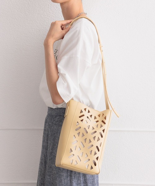 LEPSIM（レプシィム）の「フェイクレザーカットワークショルダー　184290（ショルダーバッグ・レディース・ベージュ/ブラウン・ONE SIZE）」の21枚目の写真