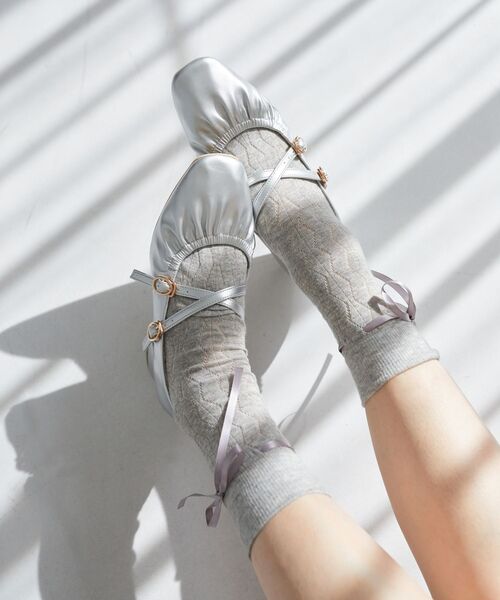 MAJESTIC LEGON（マジェスティックレゴン）の「【WEB限定XLサイズあり】レディギャザーストラップパンプス（パンプス・レディース・ブラック/アイボリー/シルバー・SMALL/MEDIUM/LARGE/X-LARGE）」の3枚目の写真