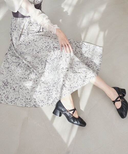 MAJESTIC LEGON（マジェスティックレゴン）の「【WEB限定XLサイズあり】レディギャザーストラップパンプス（パンプス・レディース・ブラック/アイボリー/シルバー・SMALL/MEDIUM/LARGE/X-LARGE）」の12枚目の写真