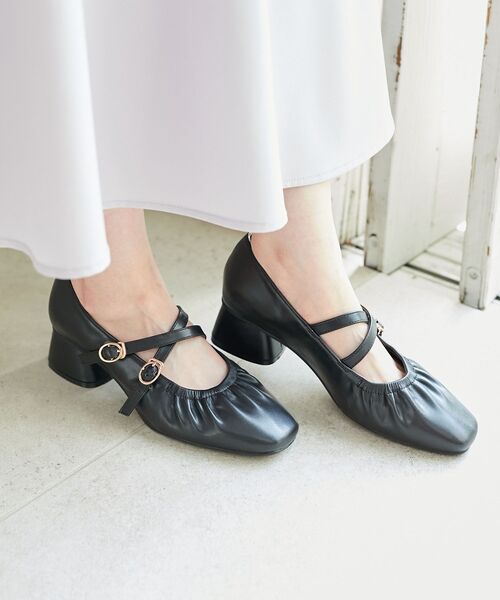 MAJESTIC LEGON（マジェスティックレゴン）の「【WEB限定XLサイズあり】レディギャザーストラップパンプス（パンプス・レディース・ブラック/アイボリー/シルバー・SMALL/MEDIUM/LARGE/X-LARGE）」の4枚目の写真