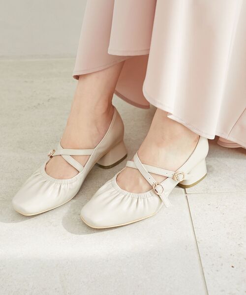 MAJESTIC LEGON（マジェスティックレゴン）の「【WEB限定XLサイズあり】レディギャザーストラップパンプス（パンプス・レディース・ブラック/アイボリー/シルバー・SMALL/MEDIUM/LARGE/X-LARGE）」の21枚目の写真