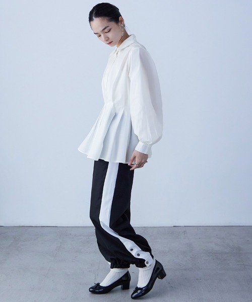 Fashion Letter(ファッションレター)の「ウエストタックボリュームスリーブシャツ(シャツ/ブラウス・レディース・オフホワイト/モカ/ブラック/ブルー・M)」の7枚目の写真