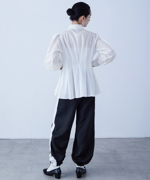 Fashion Letter(ファッションレター)の「ウエストタックボリュームスリーブシャツ(シャツ/ブラウス・レディース・オフホワイト/モカ/ブラック/ブルー・M)」の9枚目の写真