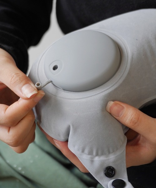 Port(ポート)の「【 旅とおうち時間を快適に 】 3Dポンプ式 エアーフライト 折りたたみ ネックピロー / トラベルピロー(トラベルグッズ・レディース・ブラック/グリーン/グレー/ネイビー・FREE)」の11枚目の写真