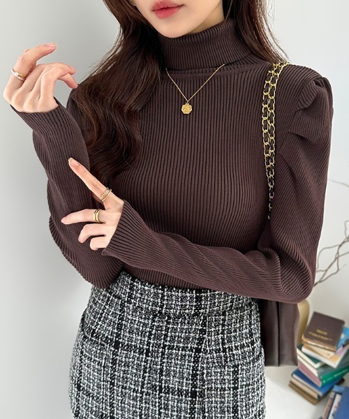 COCOMOMO(ココモモ)の「パワショル タートルネックニット(ニット/セーター・レディース・ホワイト/ダークブラウン/パープル/ブルー/ブラック/ワインレッド・FREE)」の3枚目の写真