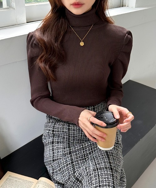 COCOMOMO(ココモモ)の「パワショル タートルネックニット(ニット/セーター・レディース・ホワイト/ダークブラウン/パープル/ブルー/ブラック/ワインレッド・FREE)」の17枚目の写真