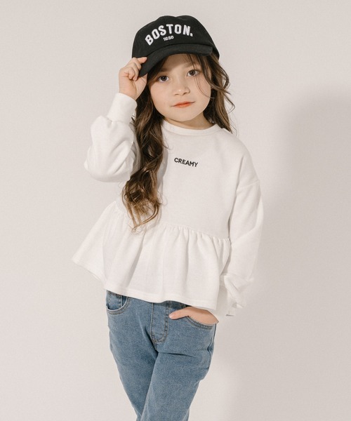 URBAN CHERRY(アーバンチェリー)の「フロントロゴ刺繍ペプラムスウェットトップス(Tシャツ/カットソー・キッズ・ホワイト/ブラック・110cm/120cm/130cm/140cm/150cm)」の1枚目の写真