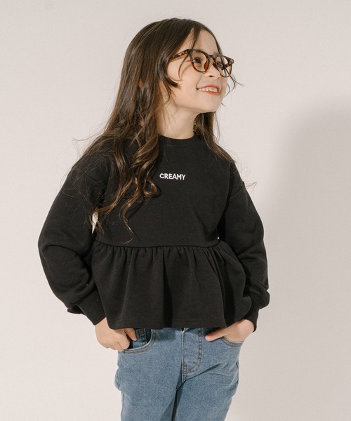 URBAN CHERRY(アーバンチェリー)の「フロントロゴ刺繍ペプラムスウェットトップス(Tシャツ/カットソー・キッズ・ホワイト/ブラック・110cm/120cm/130cm/140cm/150cm)」の2枚目の写真
