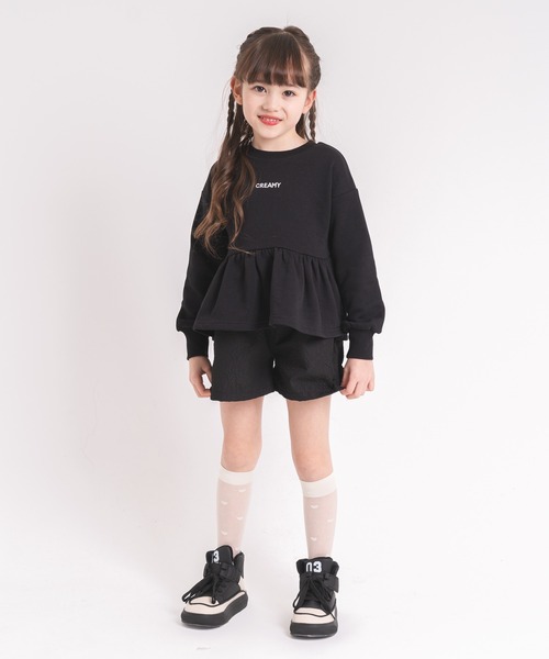 URBAN CHERRY(アーバンチェリー)の「フロントロゴ刺繍ペプラムスウェットトップス(Tシャツ/カットソー・キッズ・ホワイト/ブラック・110cm/120cm/130cm/140cm/150cm)」の16枚目の写真