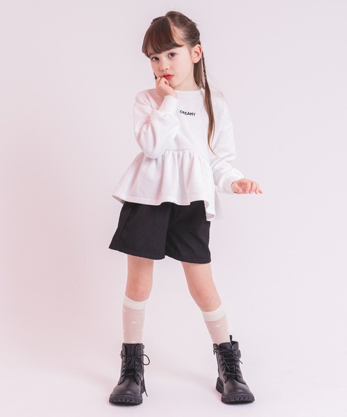 URBAN CHERRY(アーバンチェリー)の「フロントロゴ刺繍ペプラムスウェットトップス(Tシャツ/カットソー・キッズ・ホワイト/ブラック・110cm/120cm/130cm/140cm/150cm)」の3枚目の写真