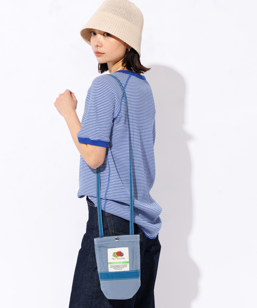 FRUIT OF THE LOOM(フルーツオブザルーム)の「【FRUIT OF THE LOOM】ナイロントートバッグ S / レトロ(ショルダーバッグ・レディース・ブルー/アイボリー/チャコールグレー/ブラック・フリー)」の4枚目の写真