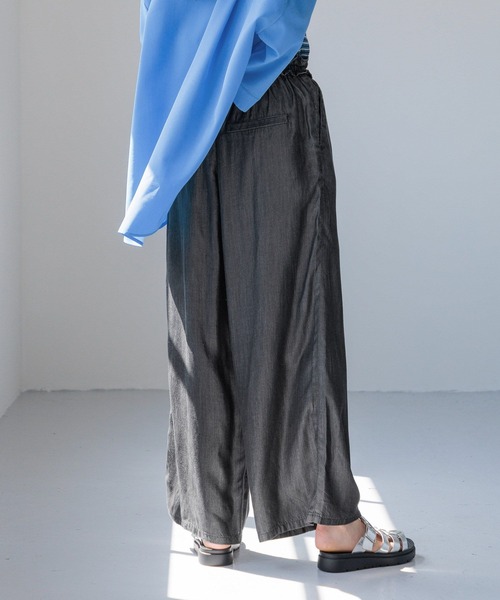 LOWRYS FARM（ローリーズファーム）の「ウエストフリルワイドパンツ　111741（デニムパンツ・レディース・ブラック/ブルー・FREE）」の10枚目の写真