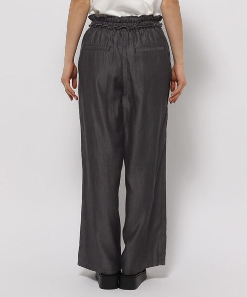 LOWRYS FARM（ローリーズファーム）の「ウエストフリルワイドパンツ　111741（デニムパンツ・レディース・ブラック/ブルー・FREE）」の13枚目の写真