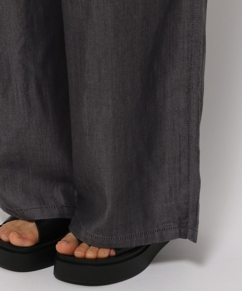 LOWRYS FARM（ローリーズファーム）の「ウエストフリルワイドパンツ　111741（デニムパンツ・レディース・ブラック/ブルー・FREE）」の16枚目の写真