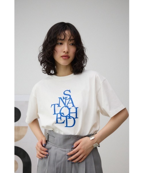 AZUL by moussy（アズールバイマウジー）の「プリントロゴTシャツ（Tシャツ/カットソー・レディース・オフホワイト/グレー系その他2/レッド/グリーン・FREE）」の5枚目の写真
