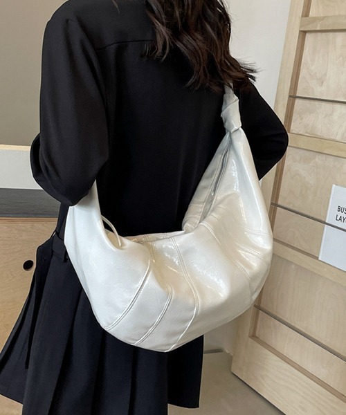 gossip!ロサンゼルス(ゴシップロサンゼルス)の「大容量 クロワッサンバッグ A4収納可能(ショルダーバッグ・レディース・ブラック/シルバー/オフホワイト/ワイン/グリーン・FREE)」の2枚目の写真