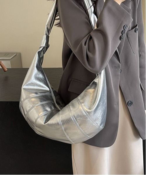 gossip!ロサンゼルス(ゴシップロサンゼルス)の「大容量 クロワッサンバッグ A4収納可能(ショルダーバッグ・レディース・ブラック/シルバー/オフホワイト/ワイン/グリーン・FREE)」の5枚目の写真