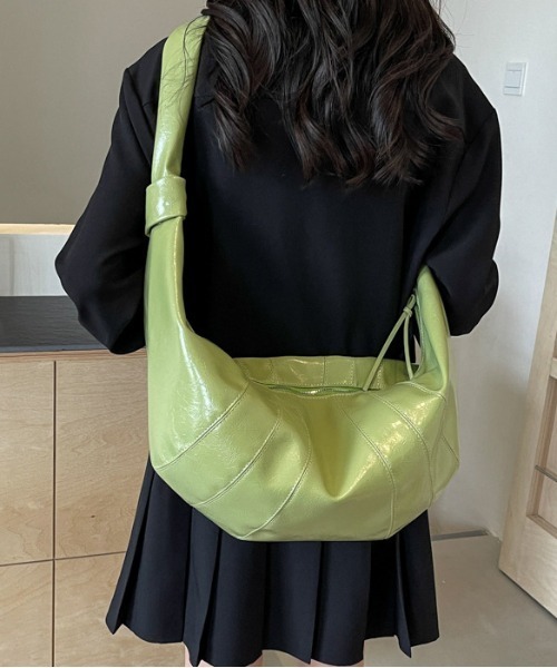 gossip!ロサンゼルス(ゴシップロサンゼルス)の「大容量 クロワッサンバッグ A4収納可能(ショルダーバッグ・レディース・ブラック/シルバー/オフホワイト/ワイン/グリーン・FREE)」の4枚目の写真