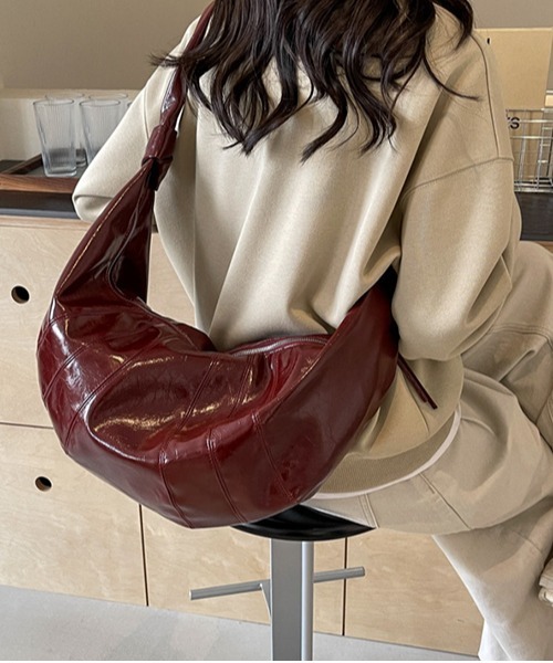 gossip!ロサンゼルス(ゴシップロサンゼルス)の「大容量 クロワッサンバッグ A4収納可能(ショルダーバッグ・レディース・ブラック/シルバー/オフホワイト/ワイン/グリーン・FREE)」の18枚目の写真