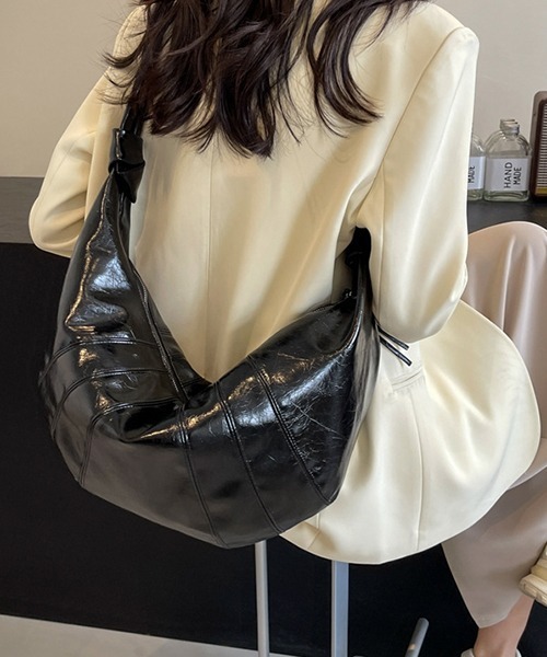 セール】大容量 クロワッサンバッグ A4収納可能（ショルダーバッグ