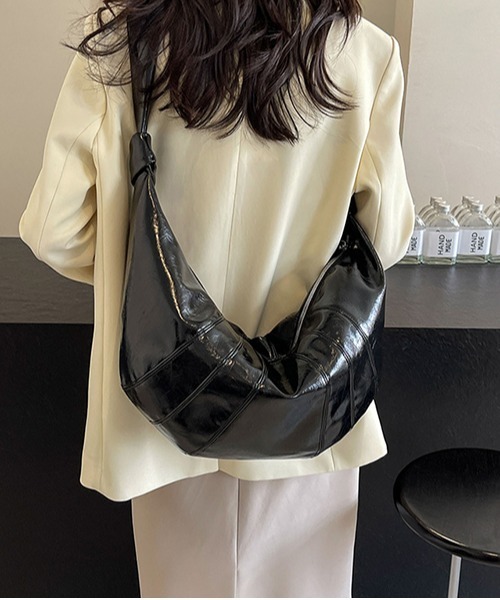 セール】大容量 クロワッサンバッグ A4収納可能（ショルダー