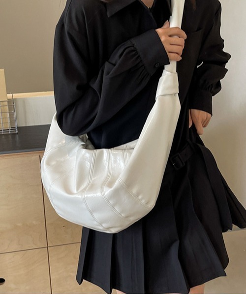 gossip!ロサンゼルス(ゴシップロサンゼルス)の「大容量 クロワッサンバッグ A4収納可能(ショルダーバッグ・レディース・ブラック/シルバー/オフホワイト/ワイン/グリーン・FREE)」の14枚目の写真