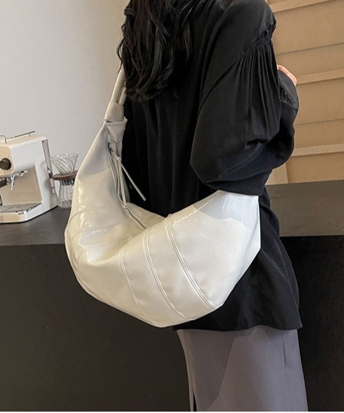 gossip!ロサンゼルス(ゴシップロサンゼルス)の「大容量 クロワッサンバッグ A4収納可能(ショルダーバッグ・レディース・ブラック/シルバー/オフホワイト/ワイン/グリーン・FREE)」の12枚目の写真