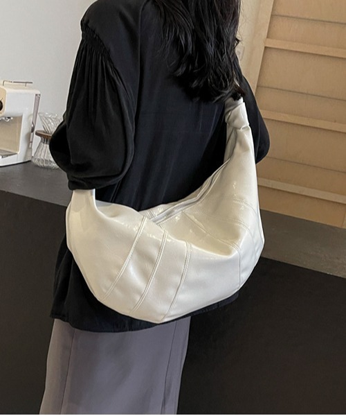 gossip!ロサンゼルス(ゴシップロサンゼルス)の「大容量 クロワッサンバッグ A4収納可能(ショルダーバッグ・レディース・ブラック/シルバー/オフホワイト/ワイン/グリーン・FREE)」の11枚目の写真