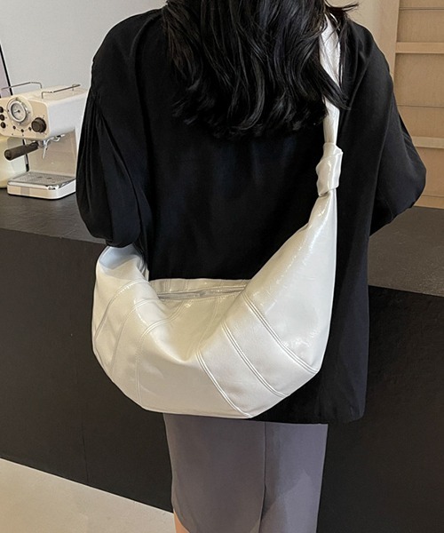 gossip!ロサンゼルス(ゴシップロサンゼルス)の「大容量 クロワッサンバッグ A4収納可能(ショルダーバッグ・レディース・ブラック/シルバー/オフホワイト/ワイン/グリーン・FREE)」の10枚目の写真