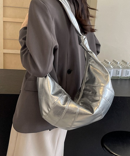 gossip!ロサンゼルス(ゴシップロサンゼルス)の「大容量 クロワッサンバッグ A4収納可能(ショルダーバッグ・レディース・ブラック/シルバー/オフホワイト/ワイン/グリーン・FREE)」の20枚目の写真