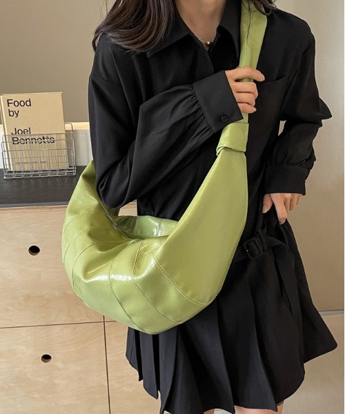 セール】大容量 クロワッサンバッグ A4収納可能（ショルダーバッグ