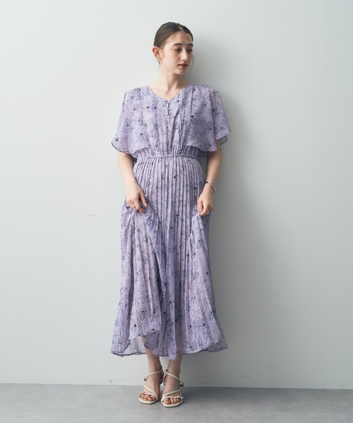 YECCA VECCA(イェッカヴェッカ)の「ラインフラワー柄プリーツワンピース(ワンピース・レディース・ラベンダー/ブラック/アイボリー・FREE)」の3枚目の写真