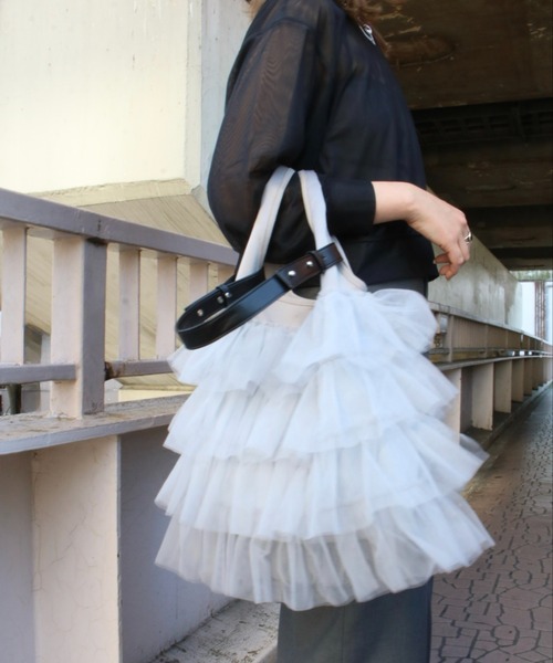 Scrap Book(スクラップブック)の「【Scrap Book】フリルバッグ(トートバッグ・レディース・ブラック/グレー・FREE)」の2枚目の写真