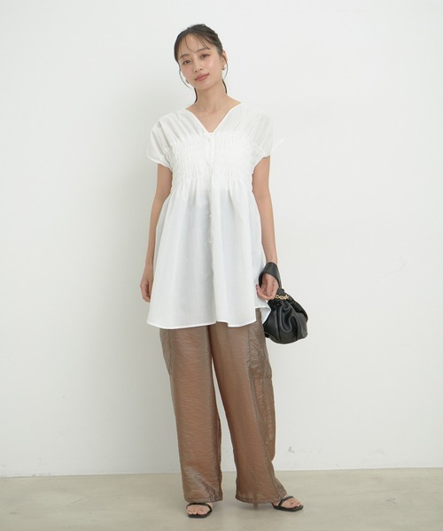 VIS(ビス)の「【洗える】ゆるVネックシャーリングシャツブラウス(シャツ/ブラウス・レディース・ホワイト/サックスブルー/ピンク系その他2・FREE)」の6枚目の写真