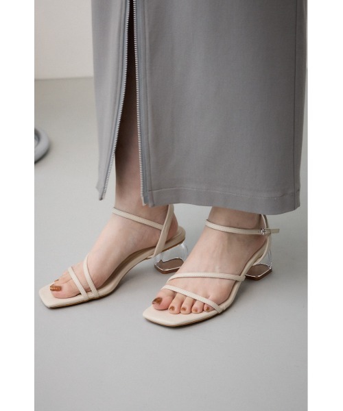 AZUL by moussy(アズールバイマウジー)の「クリアヒールナローストラップサンダル(サンダル・レディース・レッド/ブラック/アイボリー・LARGE/MEDIUM/SMALL)」の4枚目の写真