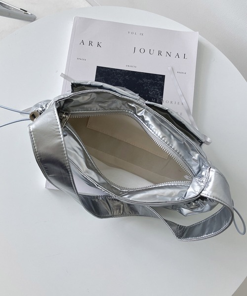 AS KNOW AS plus(アズノゥアズプラス)の「サイドリボンダブルポケットショルダーバッグ 【ZOZOTOWN限定アイテム】(ショルダーバッグ・レディース・ブラック/アイボリー/ブルー/シルバー・FREE)」の13枚目の写真