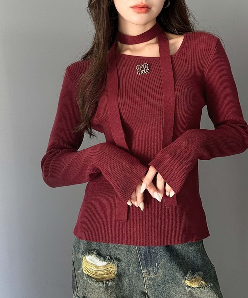 mily bilet（ミウィビレット）の「【mily bilet】女性らしさを格上げ。ブローチ付きアシメトリーネックオフショルマルチウェイチョーカー付きニットプルオーバー（ニット/セーター・レディース・バーガンディー/ブラック/アイボリー/グレー・LARGE/X-LARGE/MEDIUM/SMALL）」の4枚目の写真