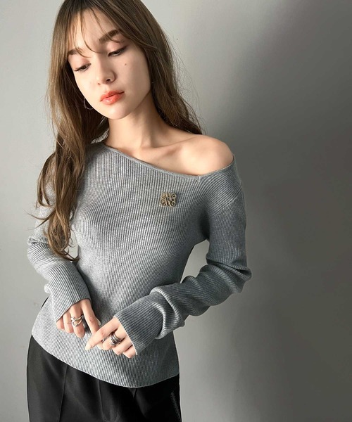 mily bilet（ミウィビレット）の「【mily bilet】女性らしさを格上げ。ブローチ付きアシメトリーネックオフショルマルチウェイチョーカー付きニットプルオーバー（ニット/セーター・レディース・バーガンディー/ブラック/アイボリー/グレー・LARGE/X-LARGE/MEDIUM/SMALL）」の8枚目の写真