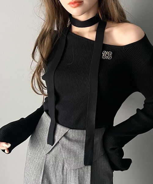 mily bilet（ミウィビレット）の「【mily bilet】女性らしさを格上げ。ブローチ付きアシメトリーネックオフショルマルチウェイチョーカー付きニットプルオーバー（ニット/セーター・レディース・バーガンディー/ブラック/アイボリー/グレー・LARGE/X-LARGE/MEDIUM/SMALL）」の5枚目の写真