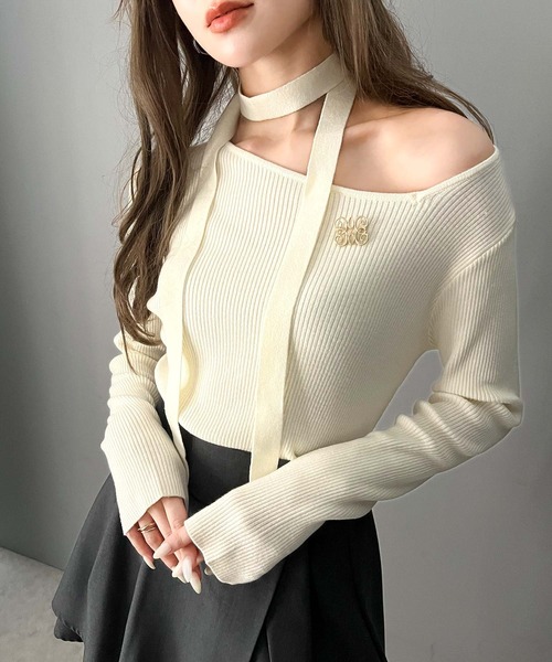 mily bilet（ミウィビレット）の「【mily bilet】女性らしさを格上げ。ブローチ付きアシメトリーネックオフショルマルチウェイチョーカー付きニットプルオーバー（ニット/セーター・レディース・バーガンディー/ブラック/アイボリー/グレー・LARGE/X-LARGE/MEDIUM/SMALL）」の10枚目の写真