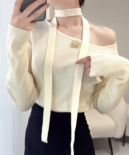 mily bilet（ミウィビレット）の「【mily bilet】女性らしさを格上げ。ブローチ付きアシメトリーネックオフショルマルチウェイチョーカー付きニットプルオーバー（ニット/セーター・レディース・バーガンディー/ブラック/アイボリー/グレー・LARGE/X-LARGE/MEDIUM/SMALL）」の19枚目の写真