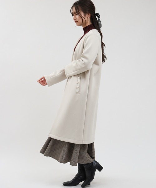TRUDEA(トルディア)の「パール使いVカラーライトコート(ノーカラーコート・レディース・ネイビー/アイボリー・MEDIUM/LARGE)」の4枚目の写真