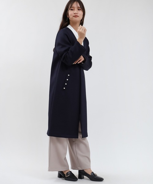 TRUDEA(トルディア)の「パール使いVカラーライトコート(ノーカラーコート・レディース・ネイビー/アイボリー・MEDIUM/LARGE)」の9枚目の写真