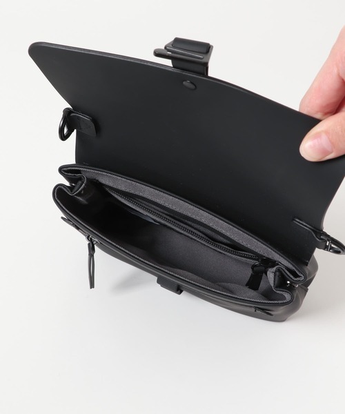SENSE OF PLACE by URBAN RESEARCH(センスオブプレイスバイアーバンリサーチ)の「GASTON LUGA Splash Crossbody Bag(ボディバッグ/ウエストポーチ・メンズ・ブラック・ONE)」の3枚目の写真