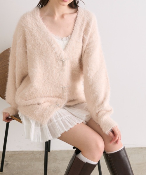 OLIVE des OLIVE(オリーブデオリーブ)の「フェザーリボンビジューカーデ(カーディガン/ボレロ・レディース・ピンク/モカ/オフホワイト/チャコールグレー・FREE)」の4枚目の写真