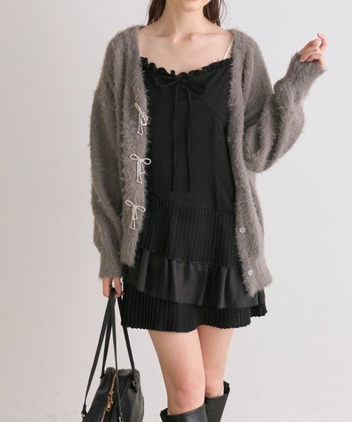 OLIVE des OLIVE(オリーブデオリーブ)の「フェザーリボンビジューカーデ(カーディガン/ボレロ・レディース・ピンク/モカ/オフホワイト/チャコールグレー・FREE)」の3枚目の写真