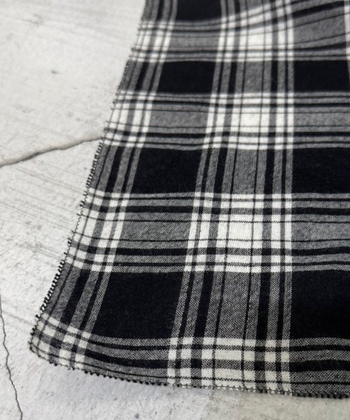 kiryuyrik（キリュウキリュウ）の「Kiryuyrik/キリュウキリュウ/Check HipHung Muffler（マフラー・メンズ・ブラック×ホワイト・FREE）」の5枚目の写真